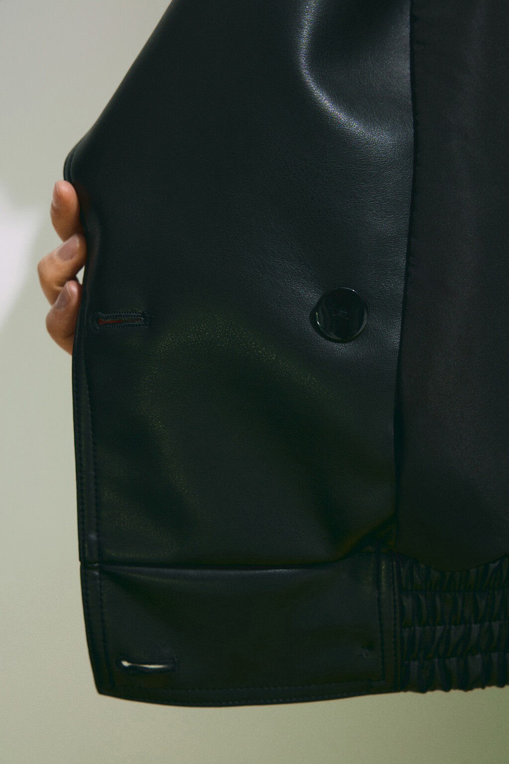 Куртка с кожаной фактурой с утеплением на пуговицах - цвет черный - 9