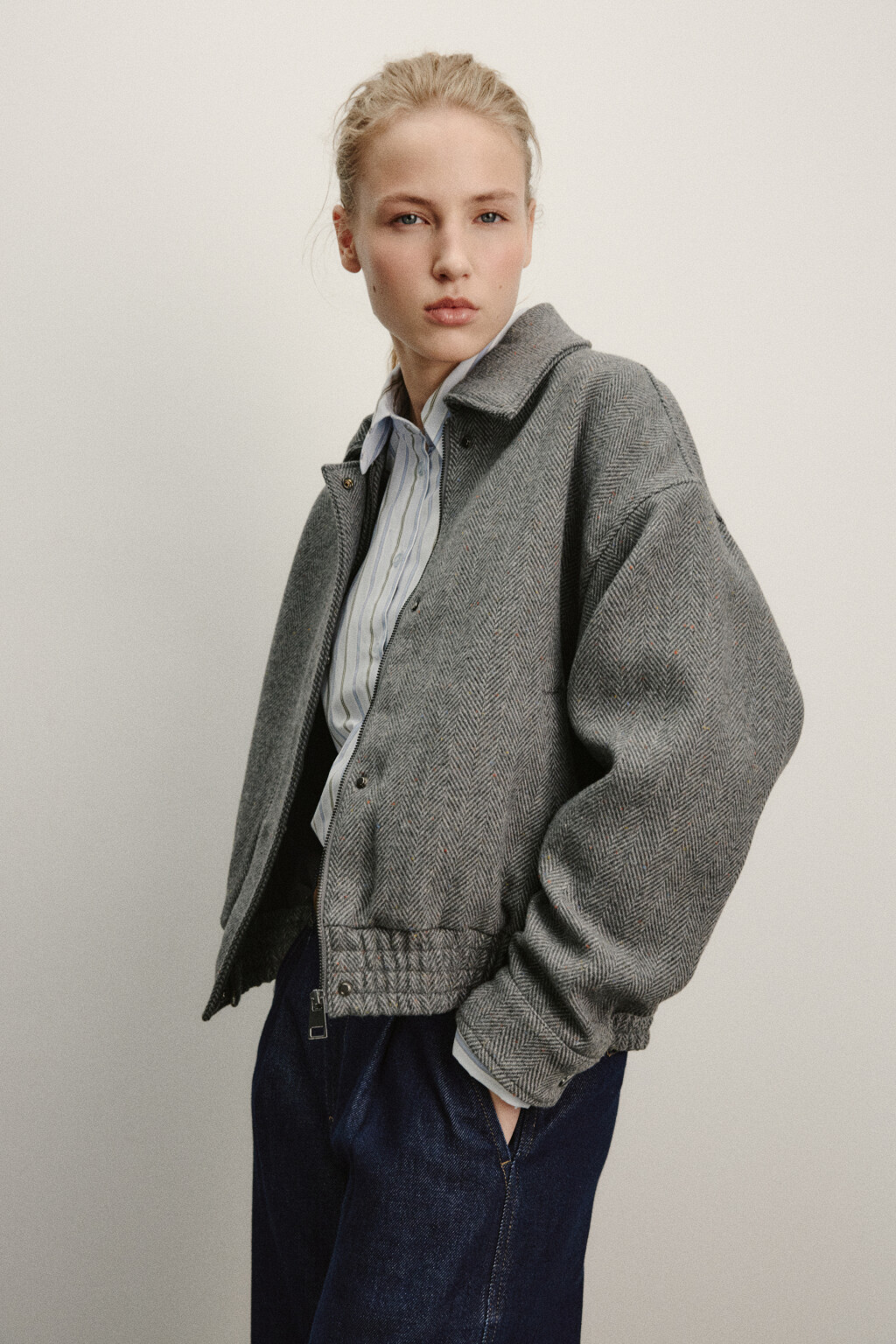 Куртка-бомбер драповая с отложным воротником - цвет серый - 2