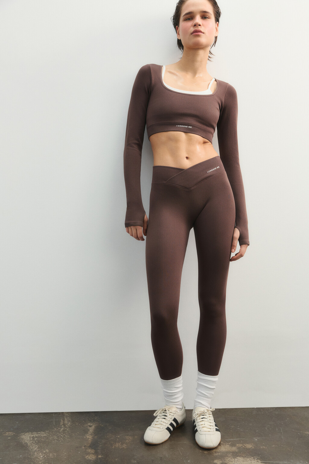 Леггинсы спортивные в рубчик с надписью - цвет коричневый - 2