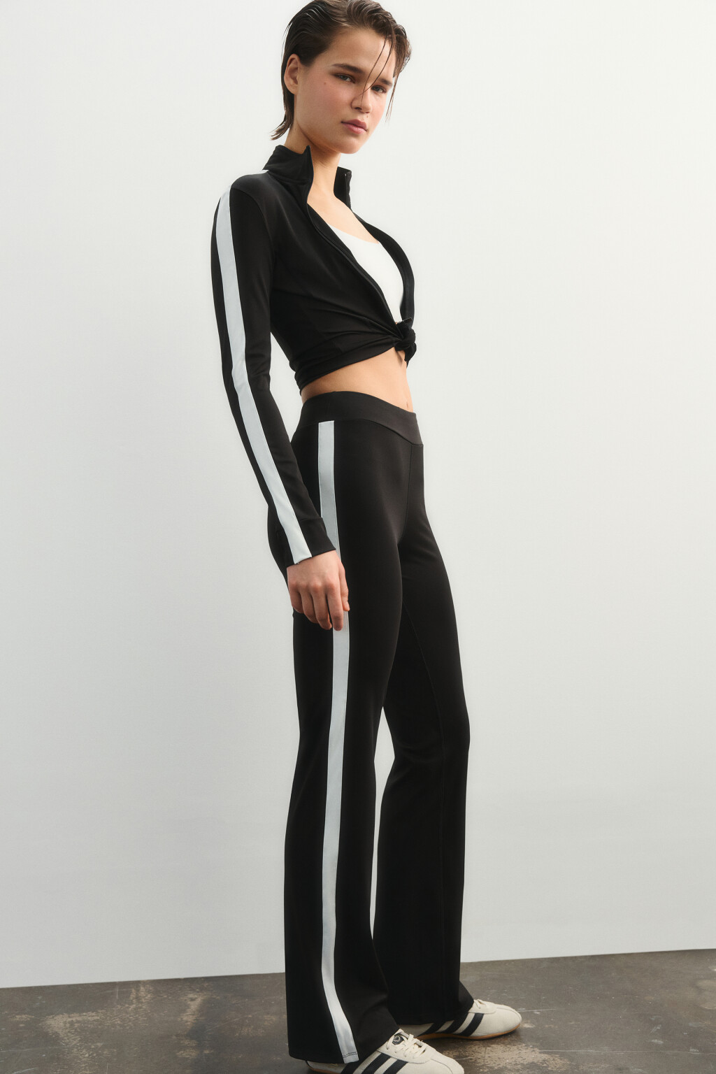 Брюки клеш спортивные с высокой посадкой и лампасами - цвет черный - 1