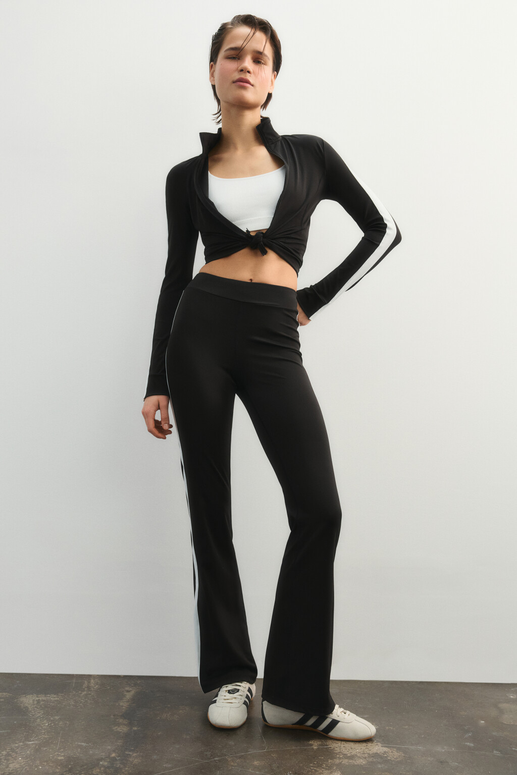 Брюки клеш спортивные с высокой посадкой и лампасами - цвет черный - 2