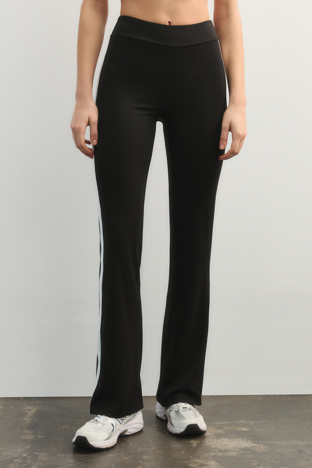 Брюки клеш спортивные с высокой посадкой и лампасами - цвет черный - 3
