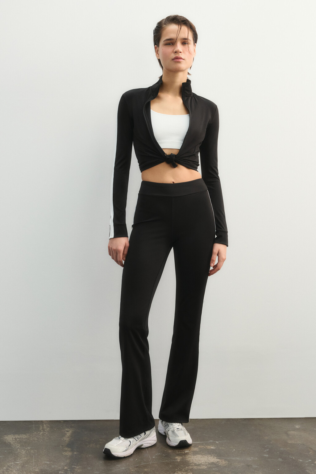 Брюки клеш спортивные с высокой посадкой и лампасами - цвет черный - 5