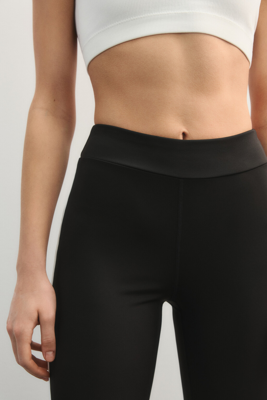 Брюки клеш спортивные с высокой посадкой и лампасами - цвет черный - 6