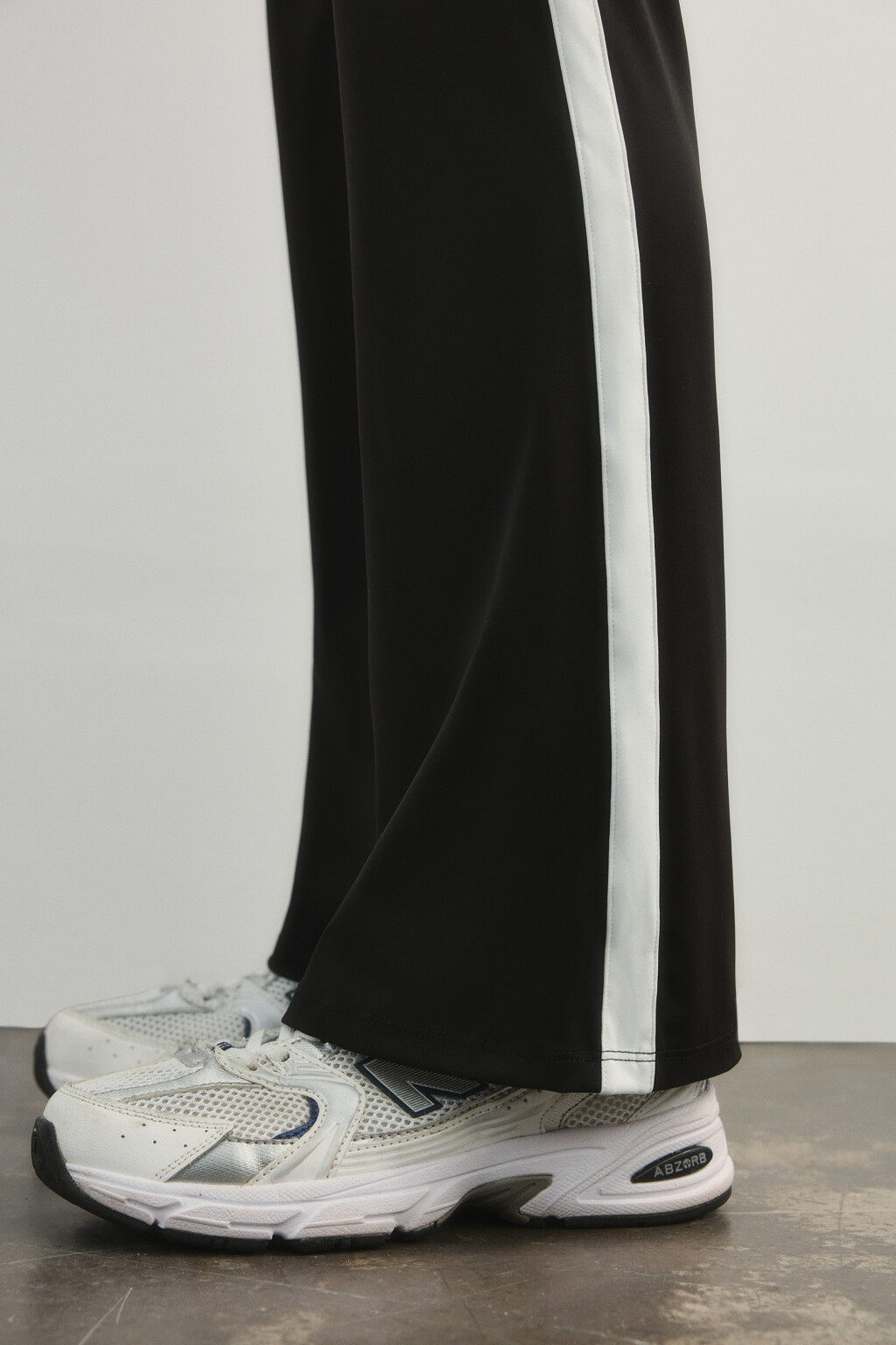 Брюки клеш спортивные с высокой посадкой и лампасами - цвет черный - 7