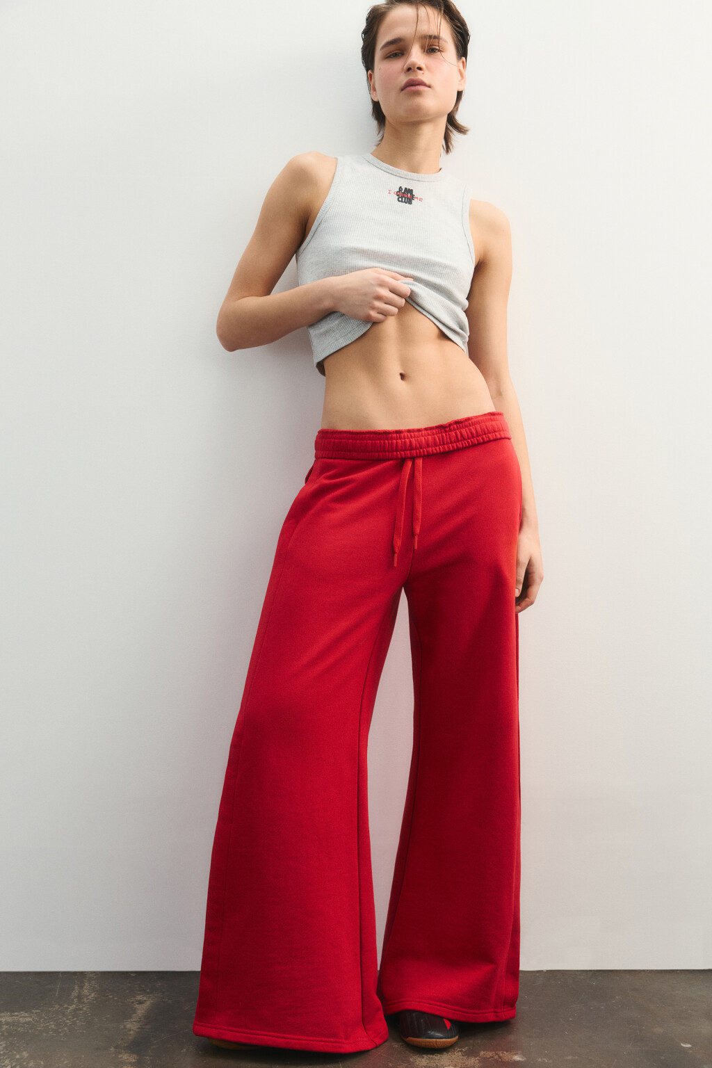 Брюки спортивные широкие из футера - цвет красный - 1