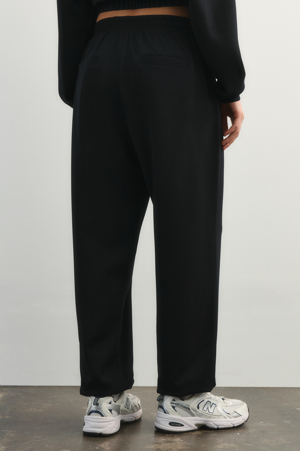 Брюки-джоггеры спортивные с высокой посадкой - цвет черный - 4