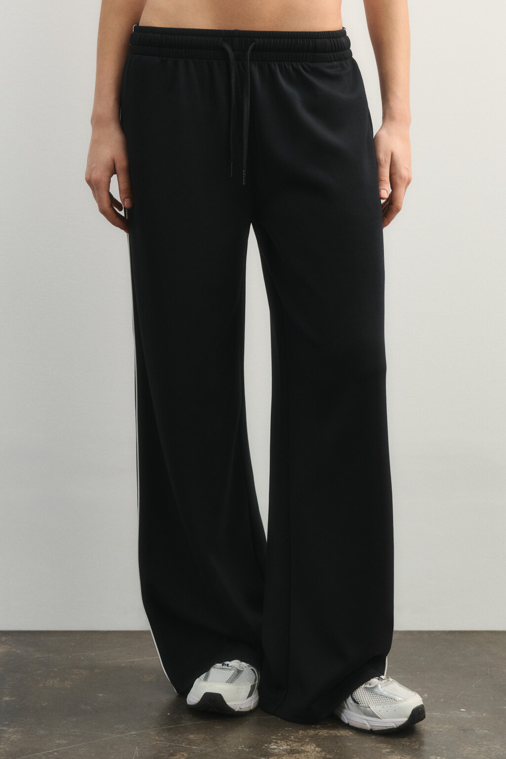 Брюки спортивные из модала с лампасами - цвет черный - 4