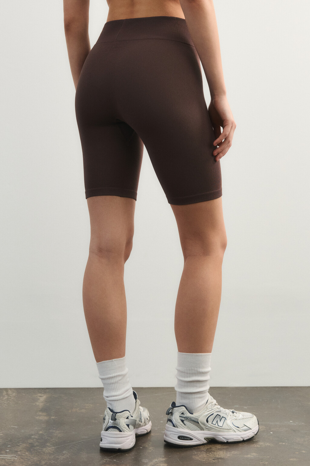 Шорты-велосипедки в рубчик с надписью - цвет коричневый - 3