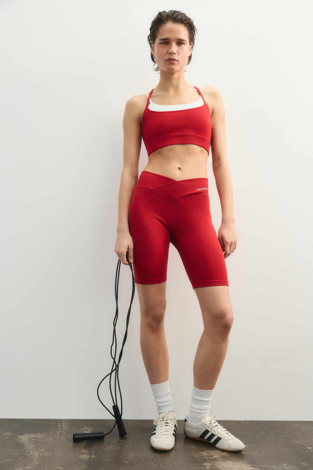 Шорты-велосипедки в рубчик с надписью - цвет красный - 2