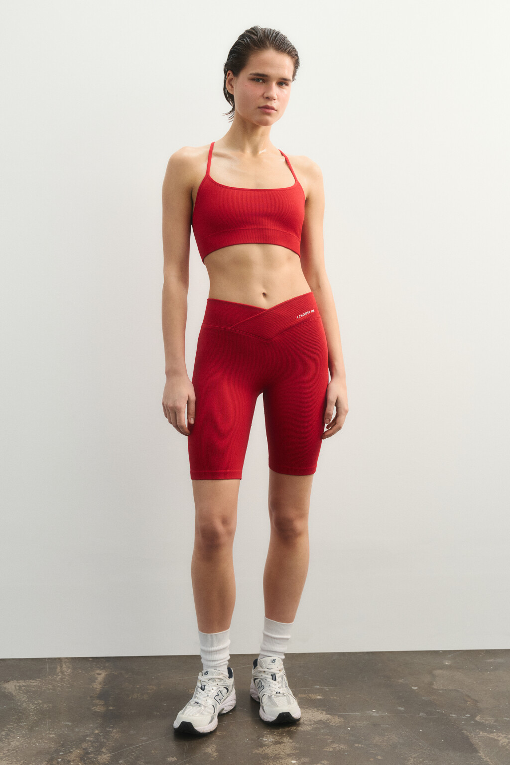 Шорты-велосипедки в рубчик с надписью - цвет красный - 5