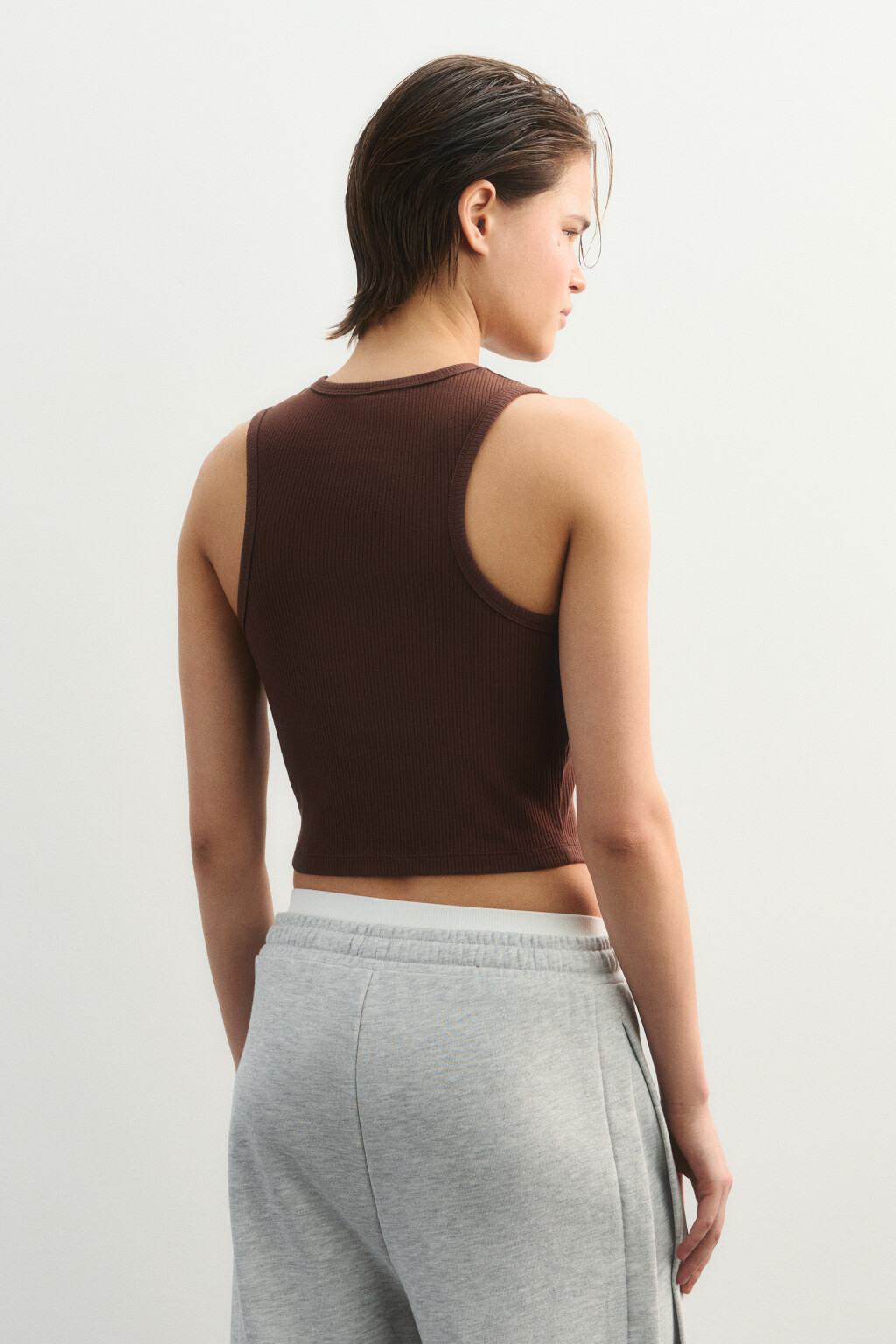 Майка-топ спортивная облегающая в рубчик - цвет коричневый - 3