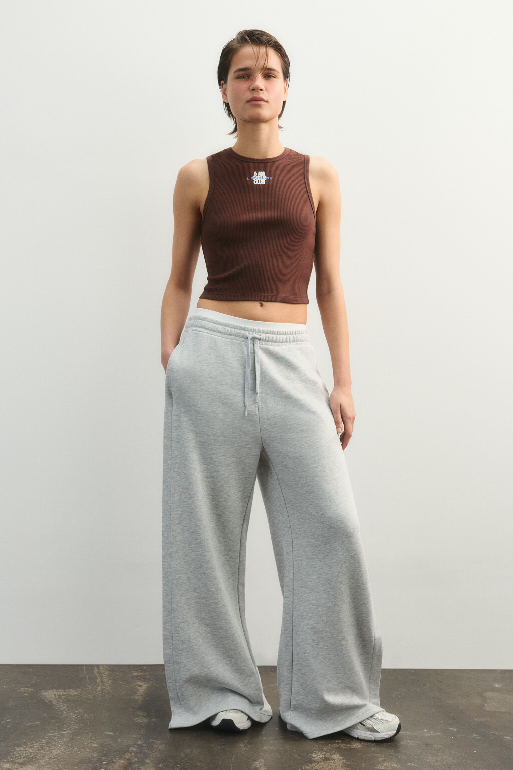 Майка-топ спортивная облегающая в рубчик - цвет коричневый - 4