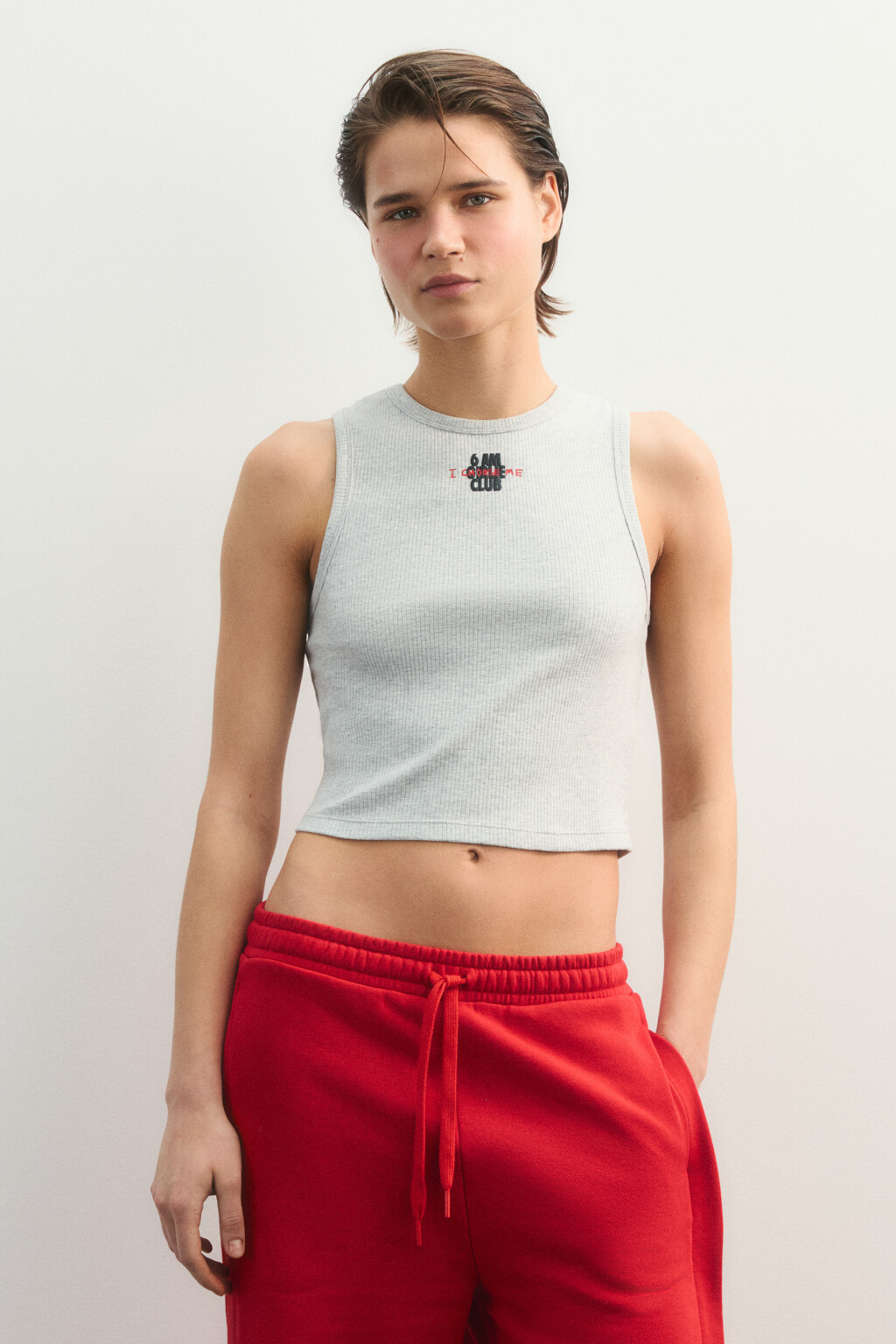 Майка-топ спортивная облегающая в рубчик - цвет серый - 2