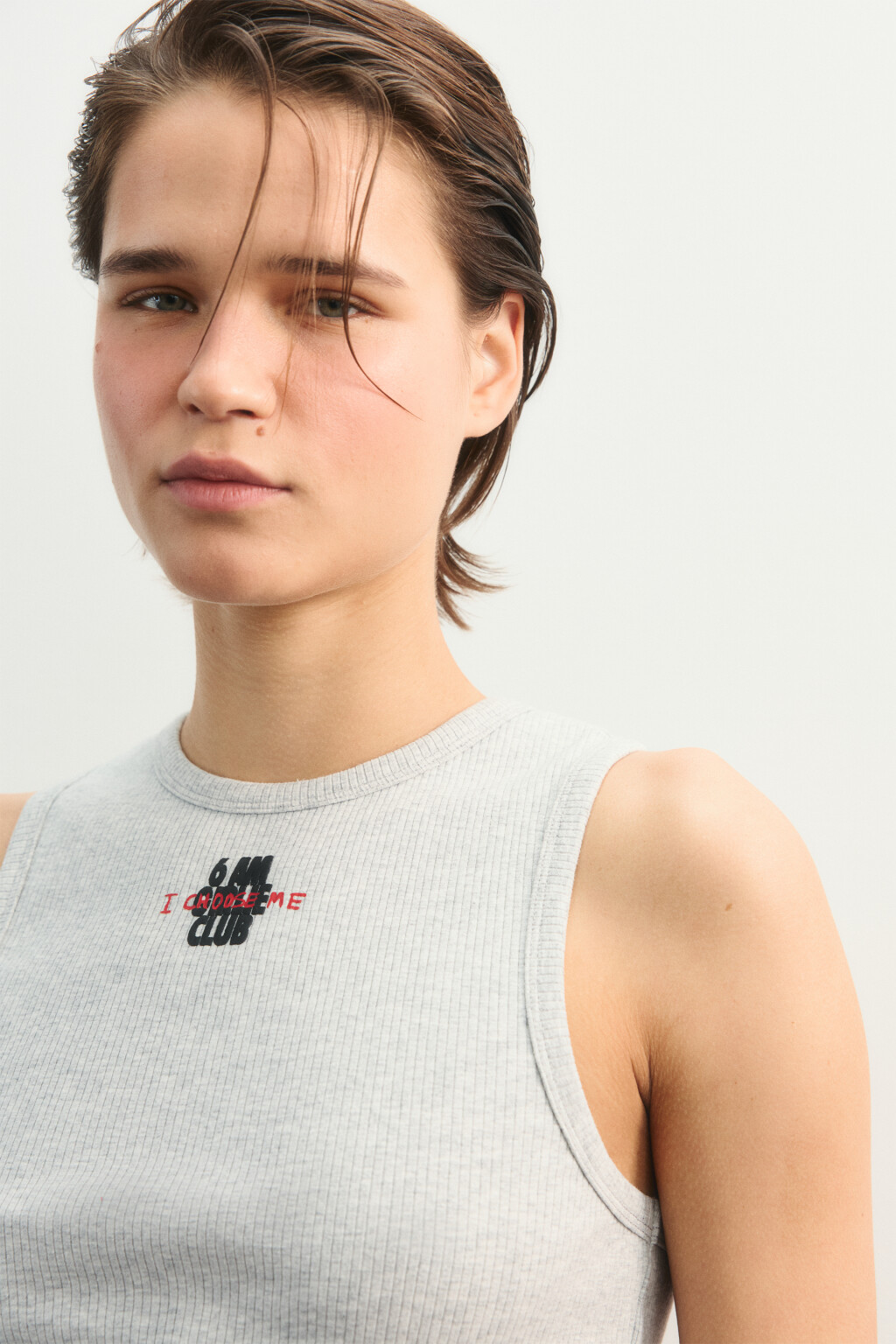 Майка-топ спортивная облегающая в рубчик - цвет серый - 5