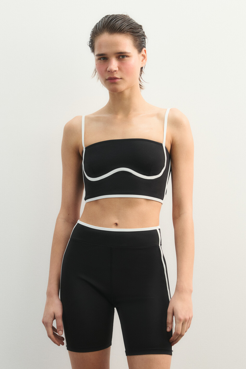 Майка-топ спортивная с контрастной окантовкой - цвет черный - 3
