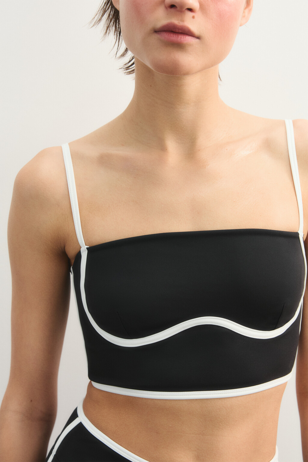 Майка-топ спортивная с контрастной окантовкой - цвет черный - 6