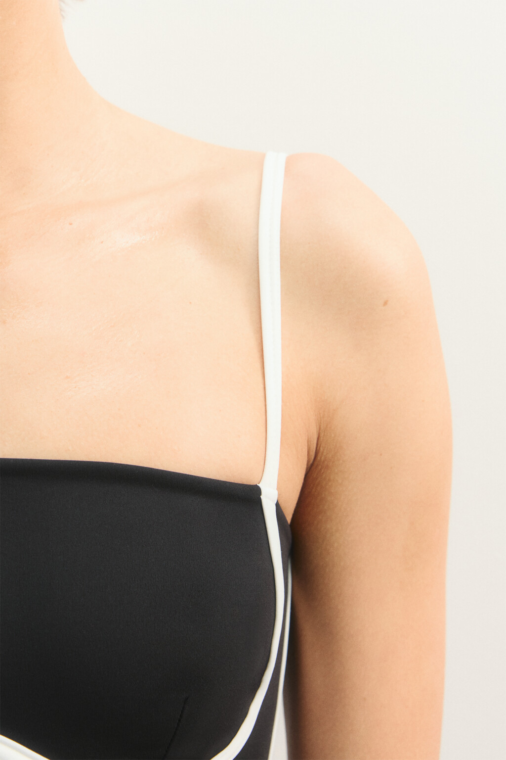 Майка-топ спортивная с контрастной окантовкой - цвет черный - 7