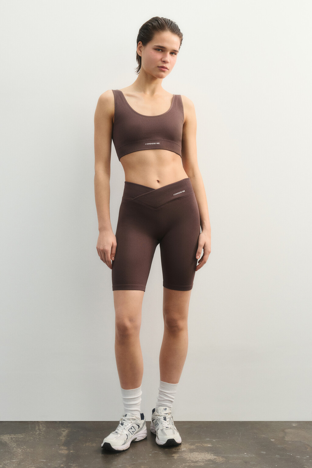 Бюстгальтер-топ спортивный в рубчик с надписью - цвет коричневый - 4