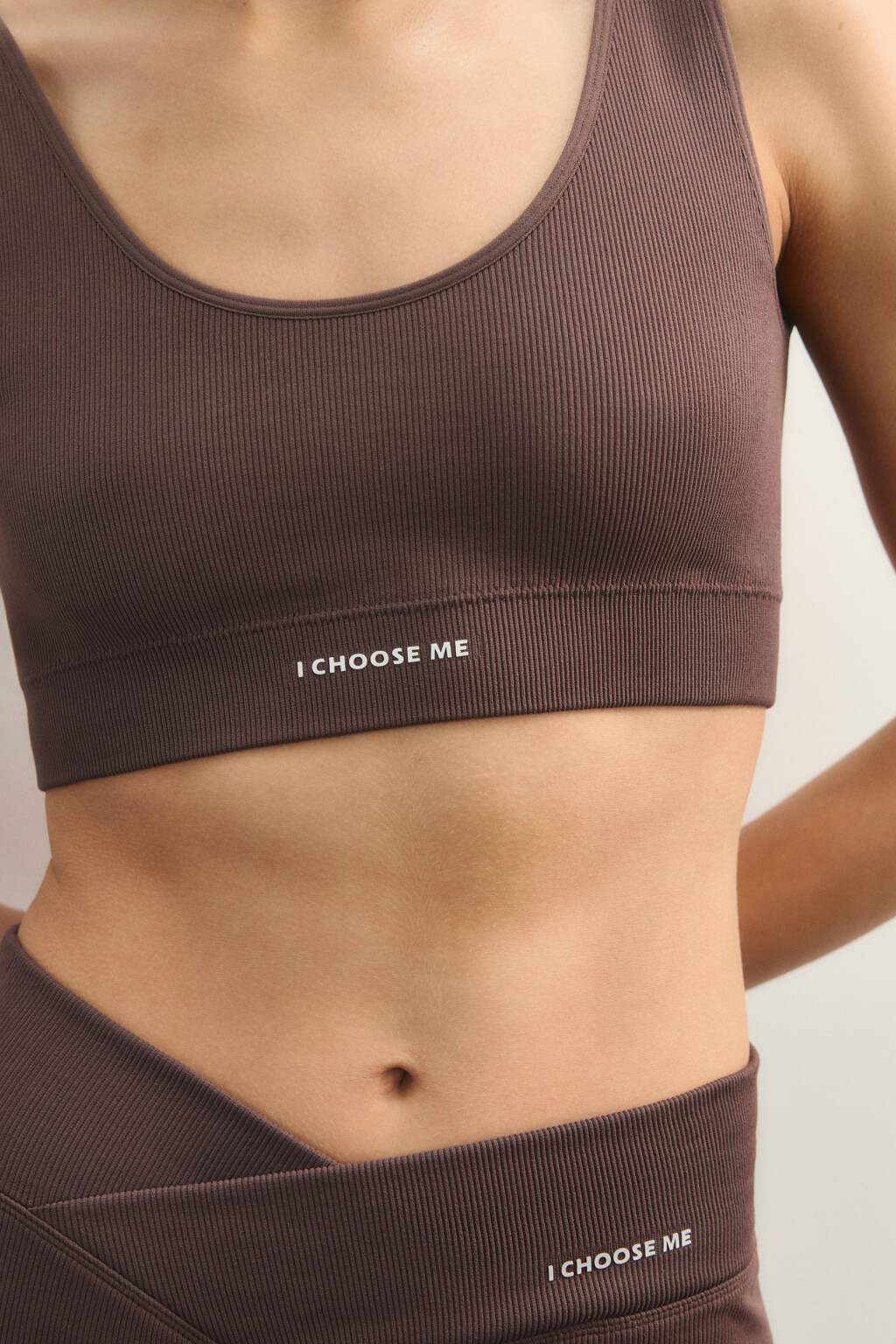Бюстгальтер-топ спортивный в рубчик с надписью - цвет коричневый - 5