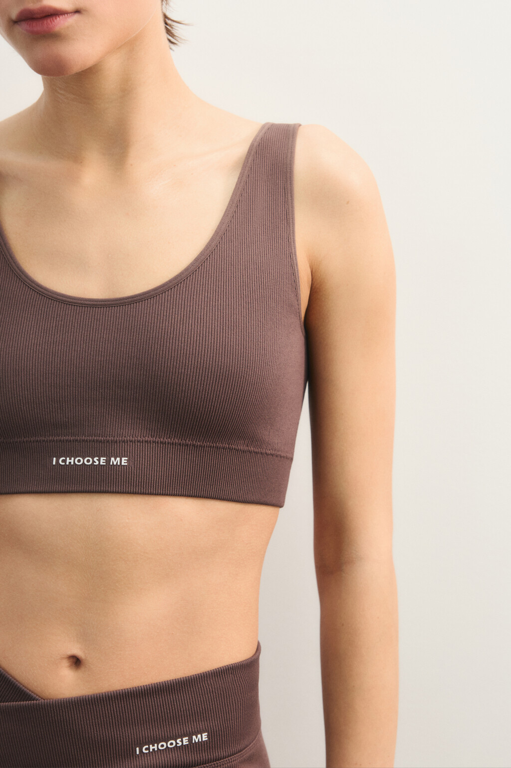 Бюстгальтер-топ спортивный в рубчик с надписью - цвет коричневый - 6