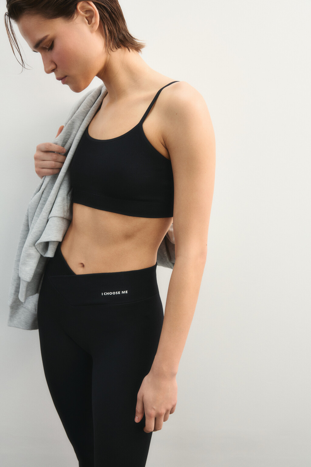 Бюстгальтер-топ спортивный в рубчик - цвет черный - 1