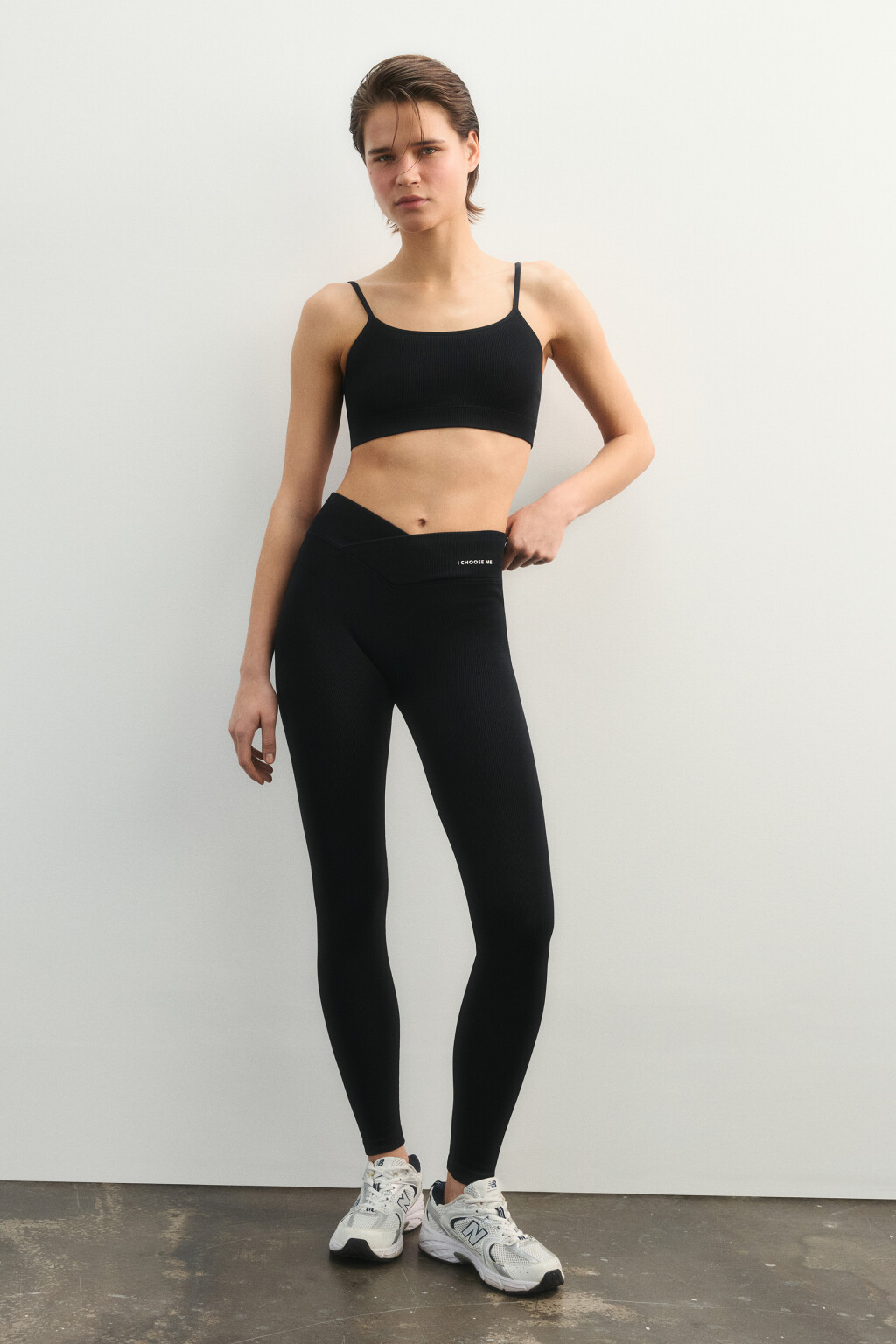 Бюстгальтер-топ спортивный в рубчик - цвет черный - 4