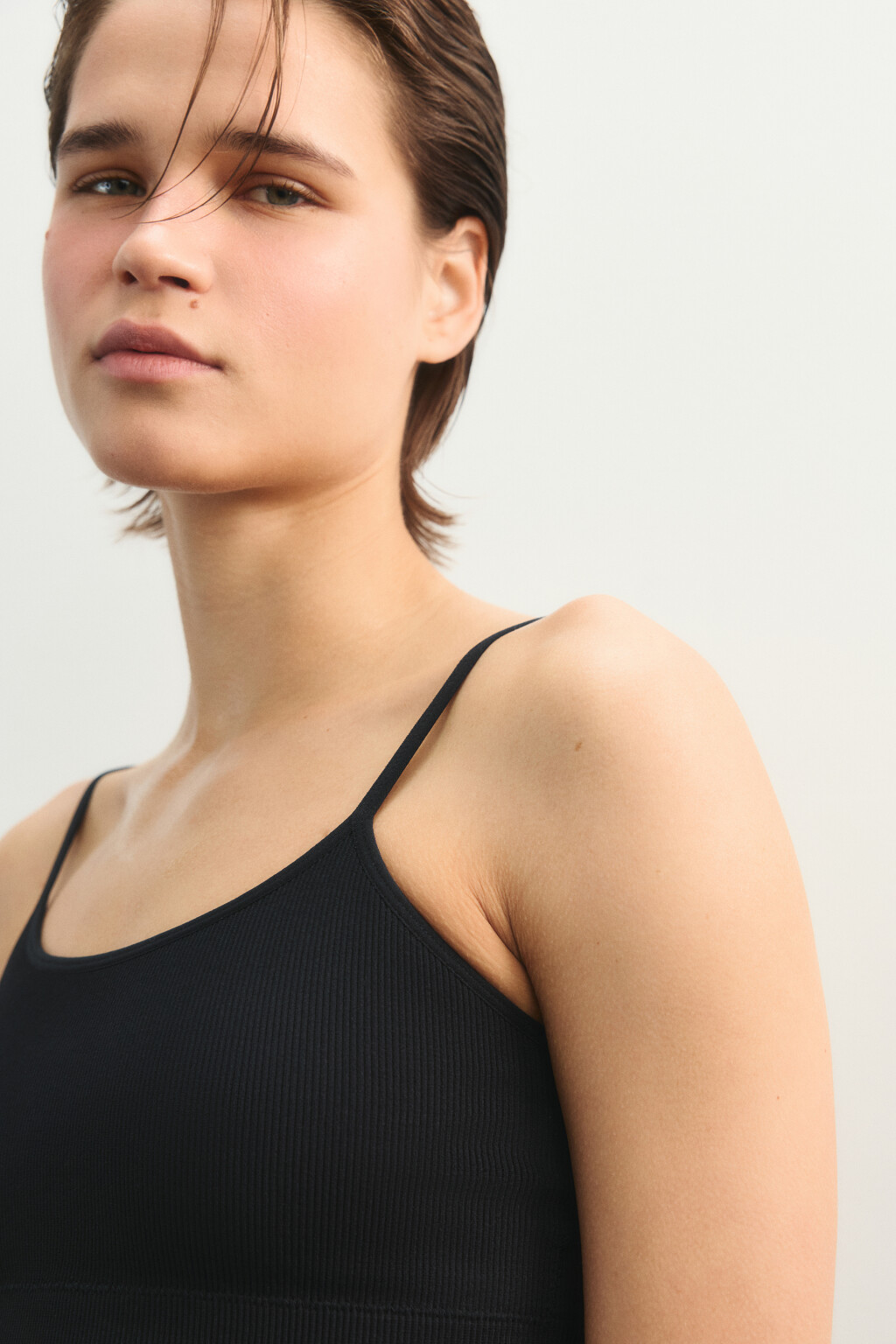 Бюстгальтер-топ спортивный в рубчик - цвет черный - 5