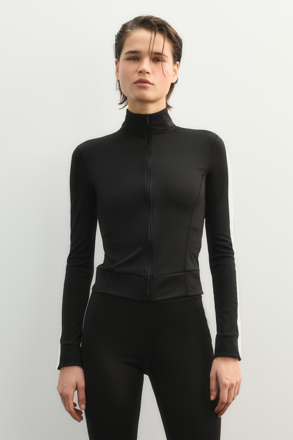 Лонгслив спортивный облегающий на молнии с лампасами - цвет черный - 2