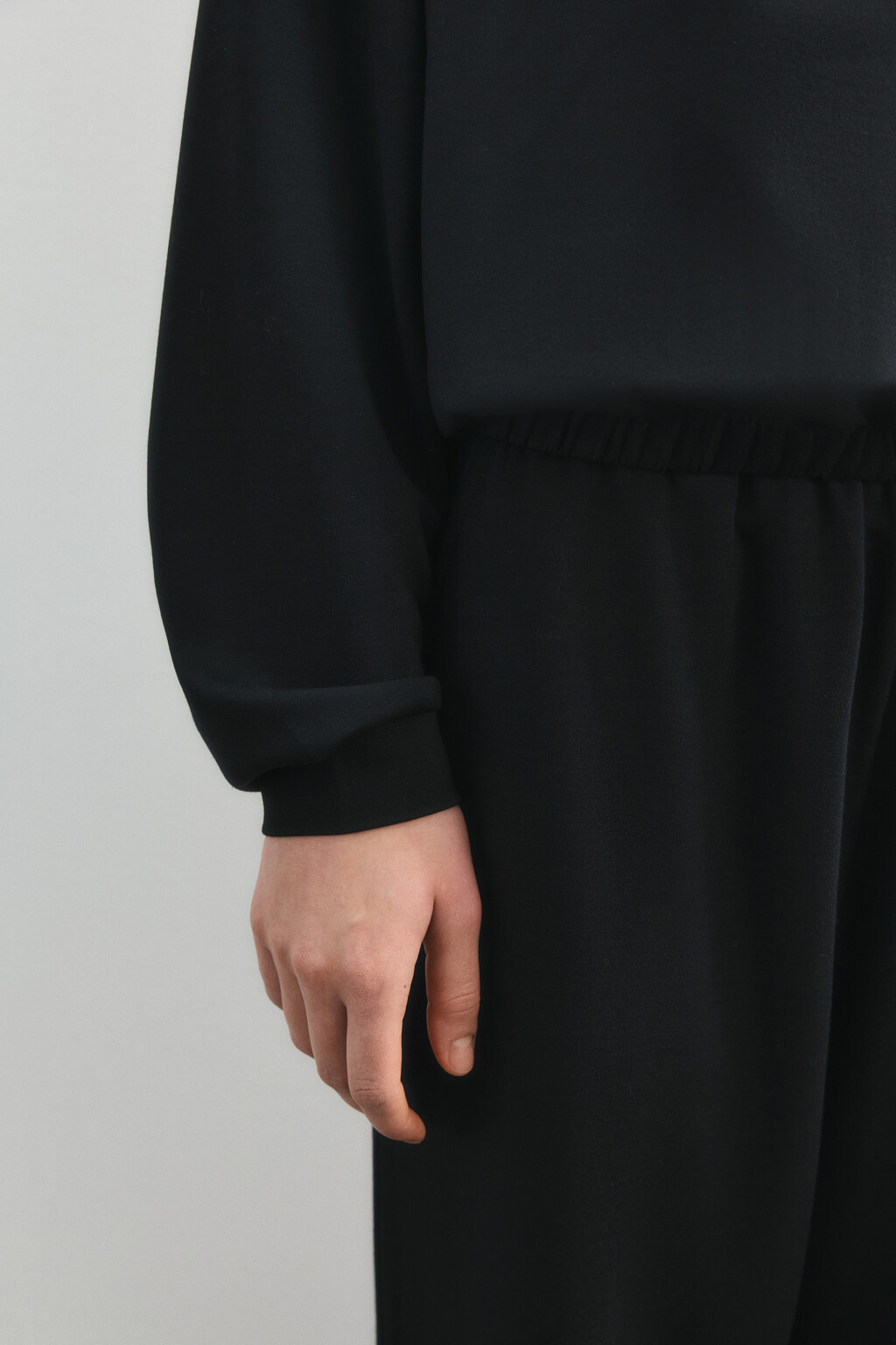 Худи спортивная из модала с воротником-стойкой - цвет черный - 8