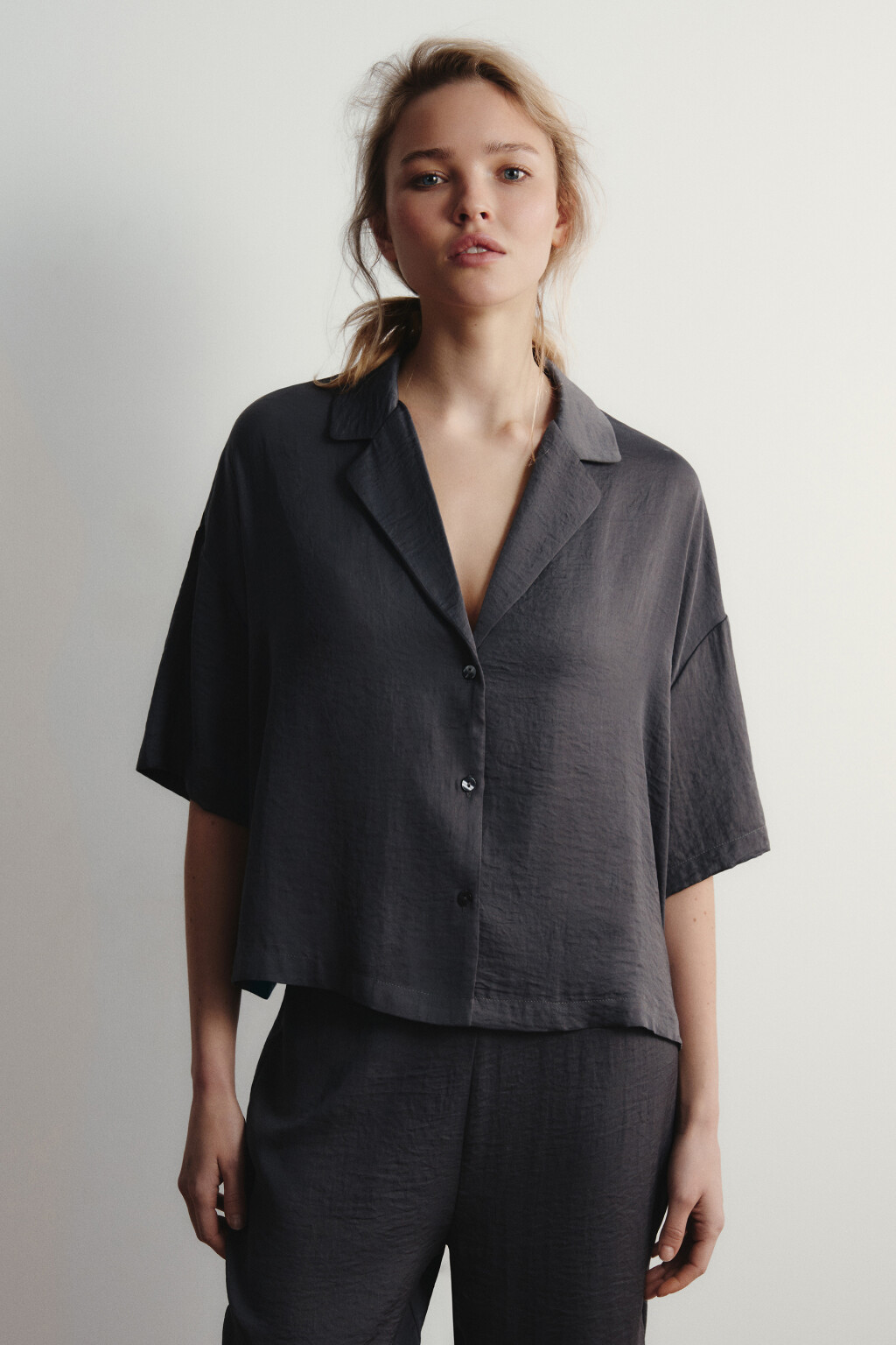 Блузка домашняя с атласной фактурой - цвет серый - 2