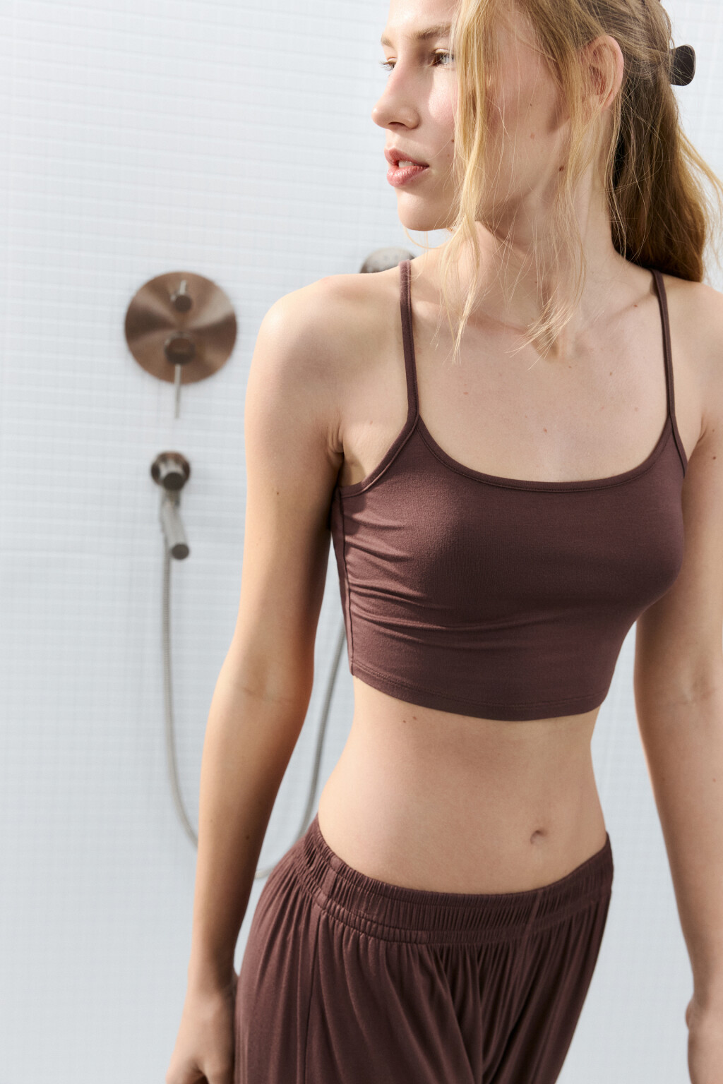 Майка-топ домашняя вискозная на тонких бретелях - цвет коричневый - 2