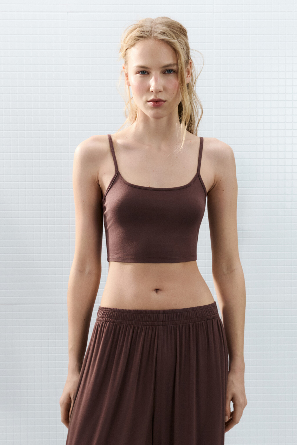 Майка-топ домашняя вискозная на тонких бретелях - цвет коричневый - 3