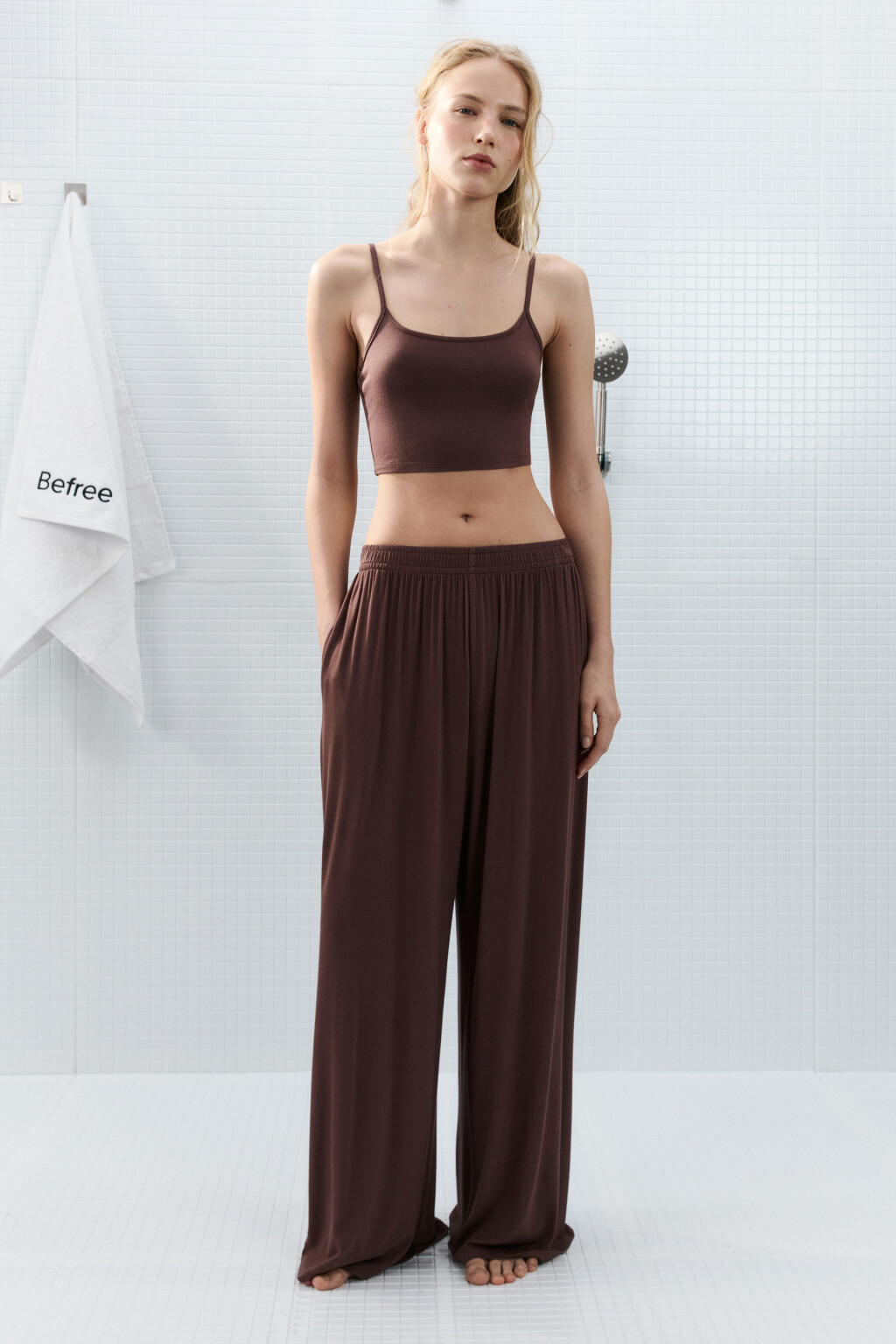 Майка-топ домашняя вискозная на тонких бретелях - цвет коричневый - 5