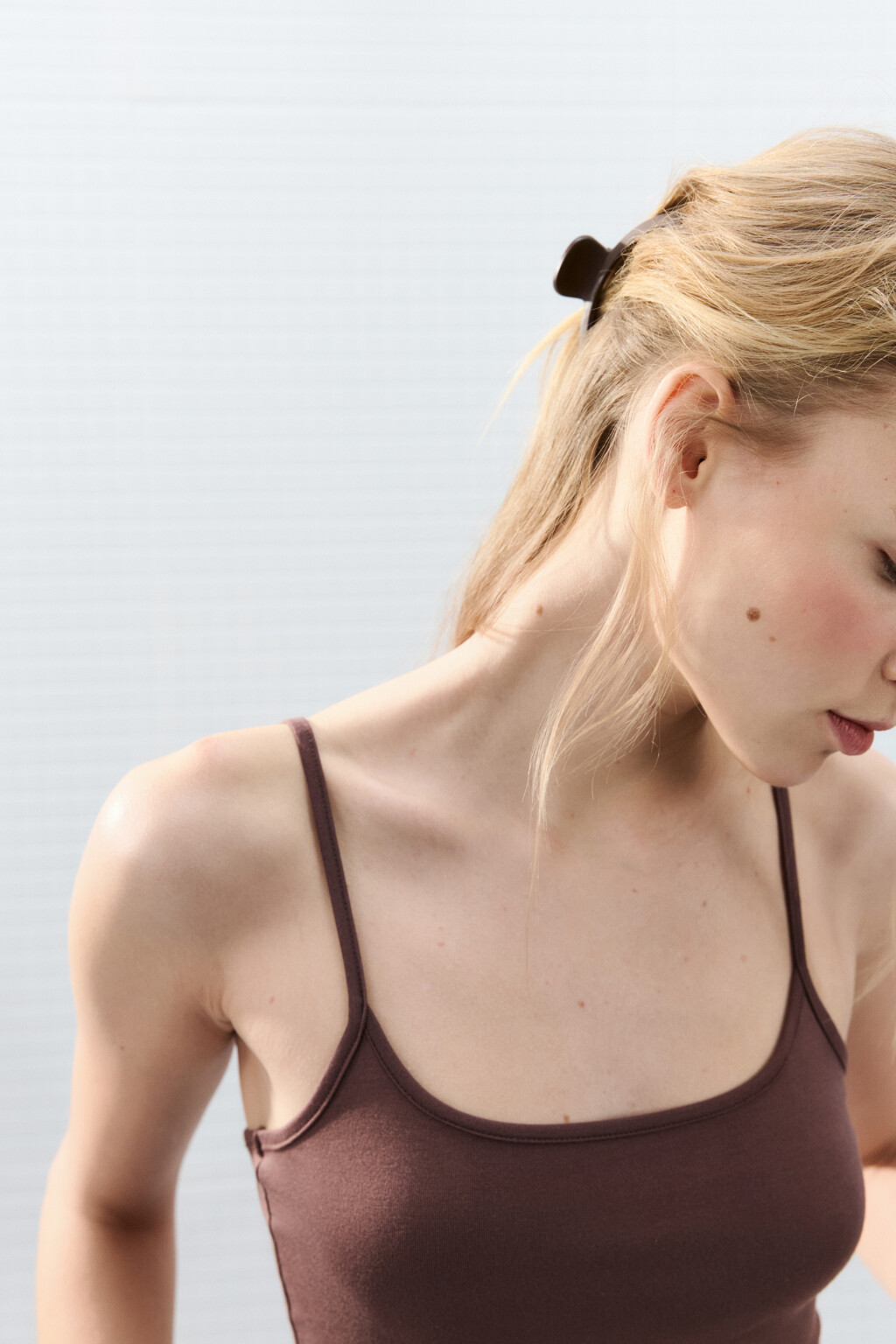 Майка-топ домашняя вискозная на тонких бретелях - цвет коричневый - 6