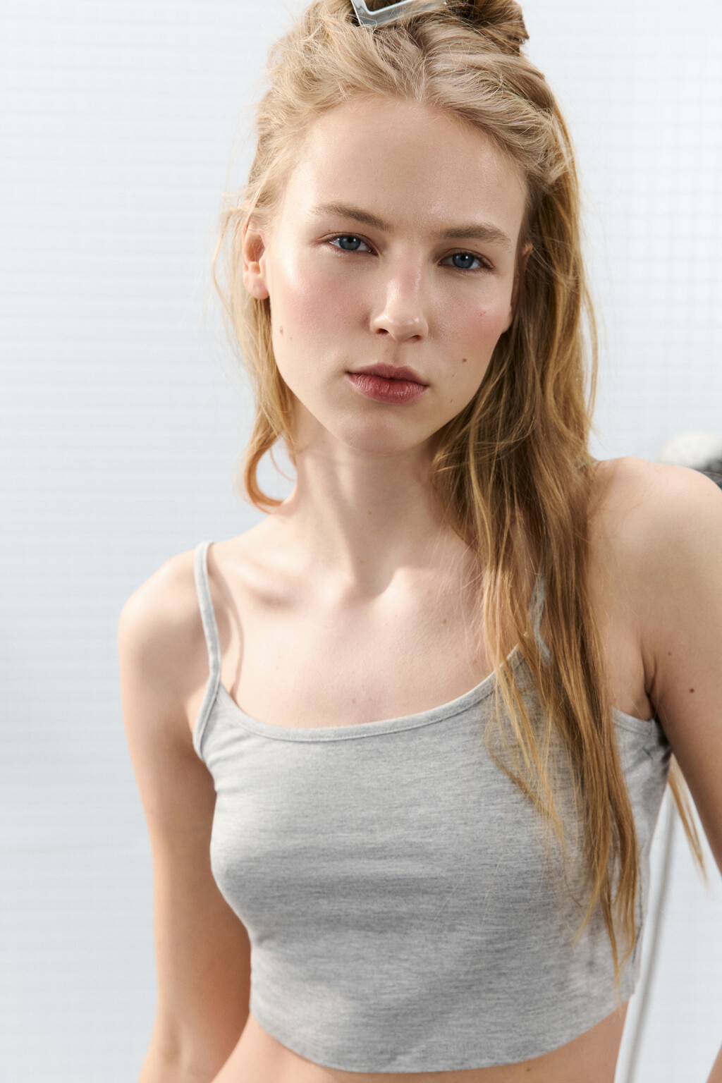 Майка-топ домашняя вискозная на тонких бретелях - цвет серый - 5