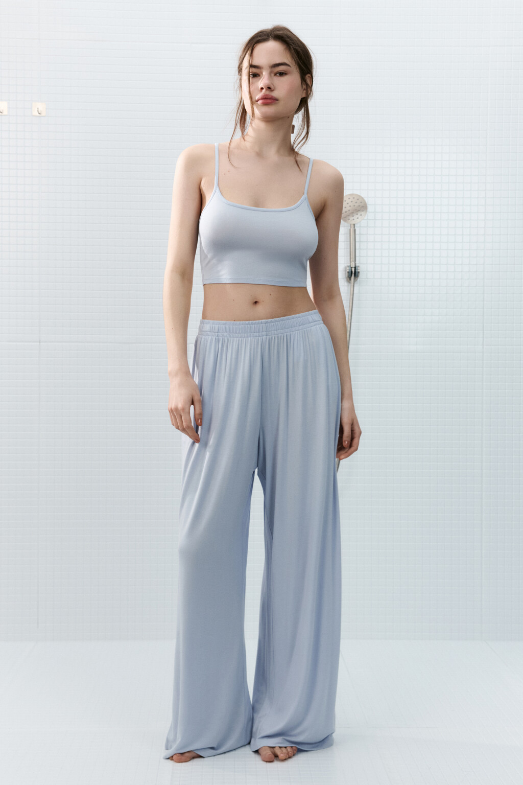 Майка-топ домашняя вискозная на тонких бретелях - цвет голубой - 5