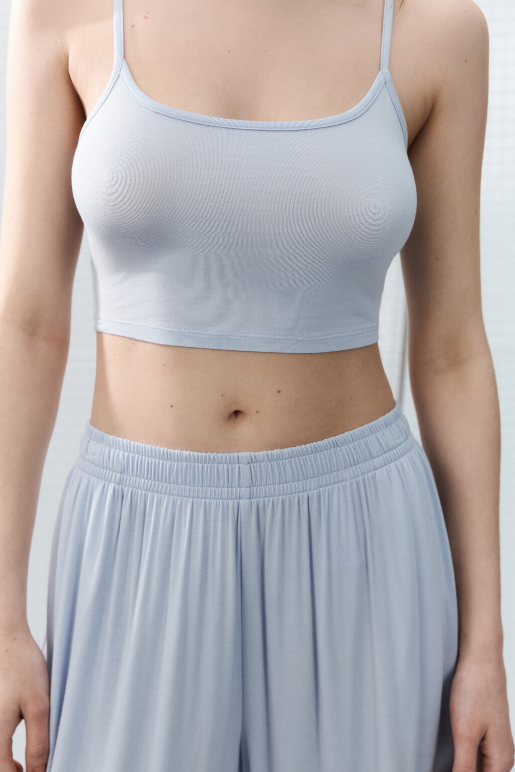 Майка-топ домашняя вискозная на тонких бретелях - цвет голубой - 6