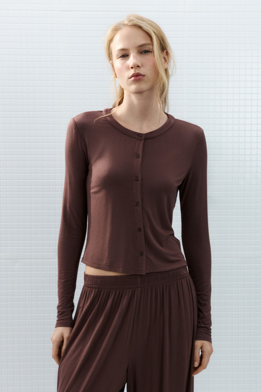 Лонгслив домашний вискозный на пуговицах - цвет коричневый - 2