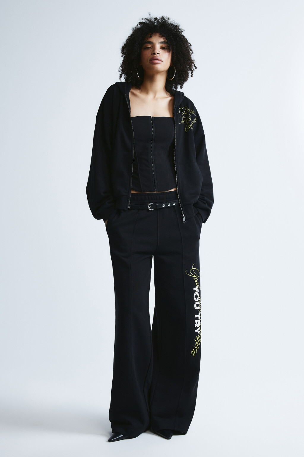 Брюки широкие с надписью из футера - цвет черный - 4