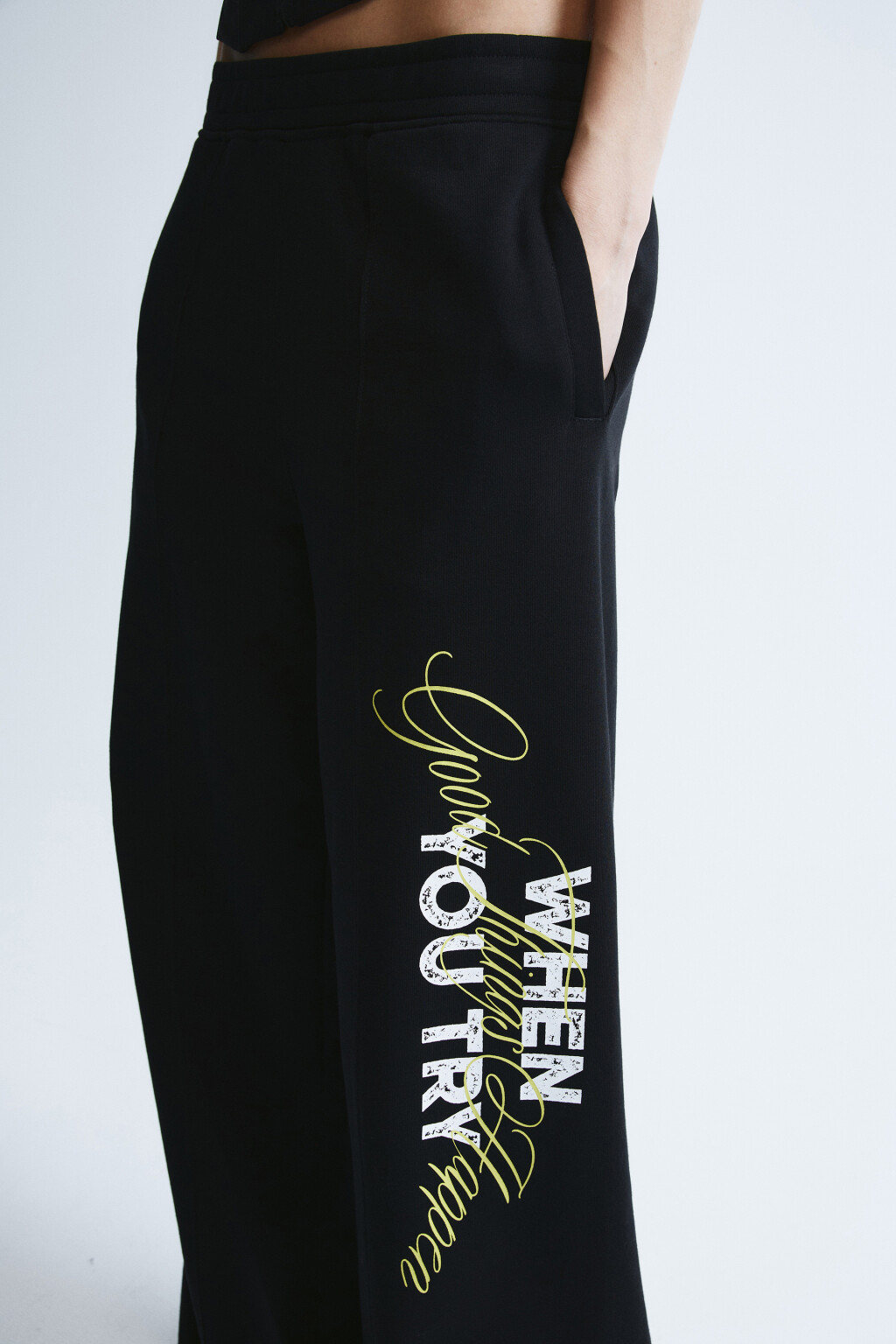 Брюки широкие с надписью из футера - цвет черный - 5