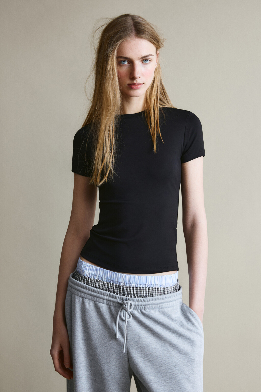 Футболка-топ полуприлегающая базовая - цвет черный - 2