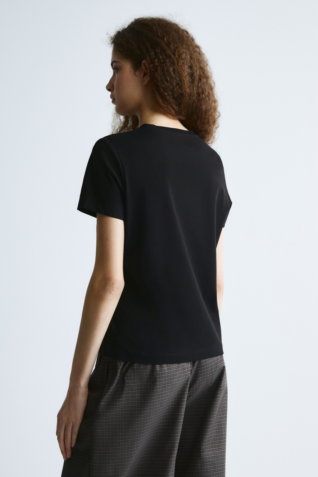 Футболка полуприлегающая с принтом - цвет черный - 3