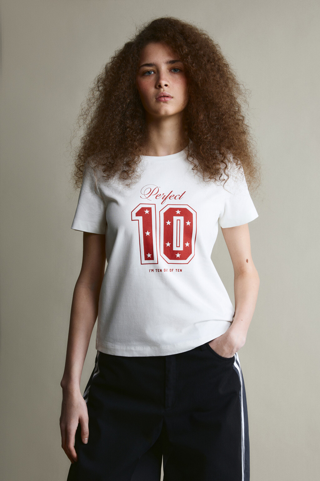 Футболка полуприлегающая с принтом - цвет белый - 2