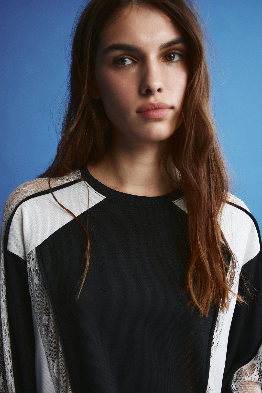 Лонгслив с кружевными вставками - цвет черный - 6