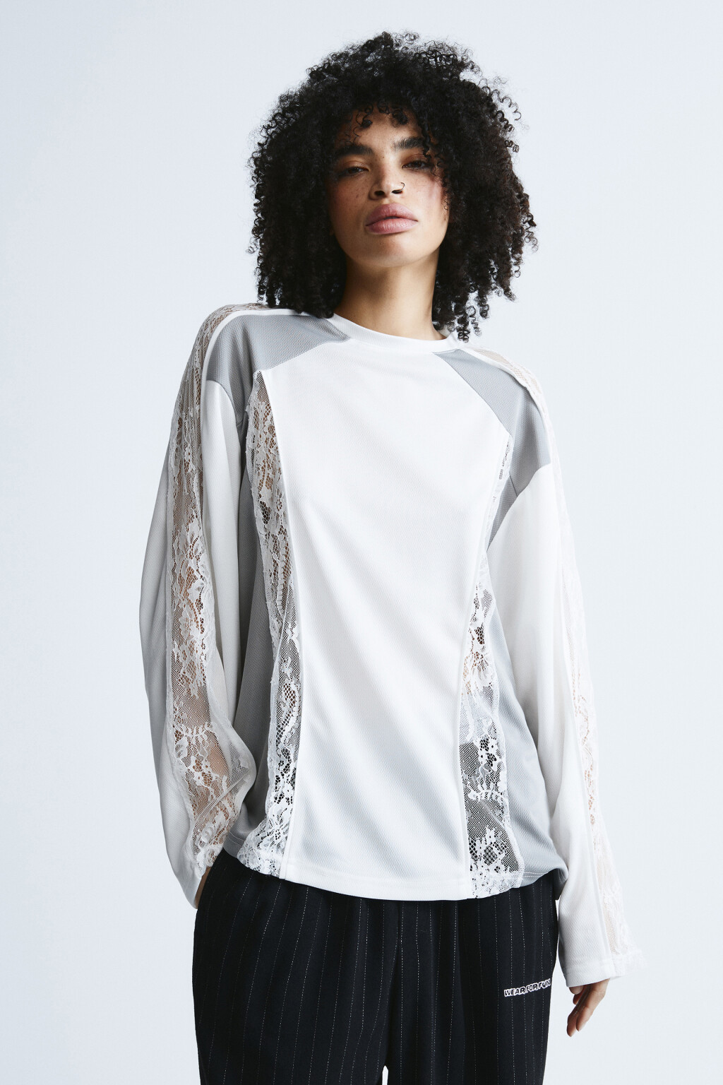 Лонгслив с кружевными вставками - цвет белый - 2