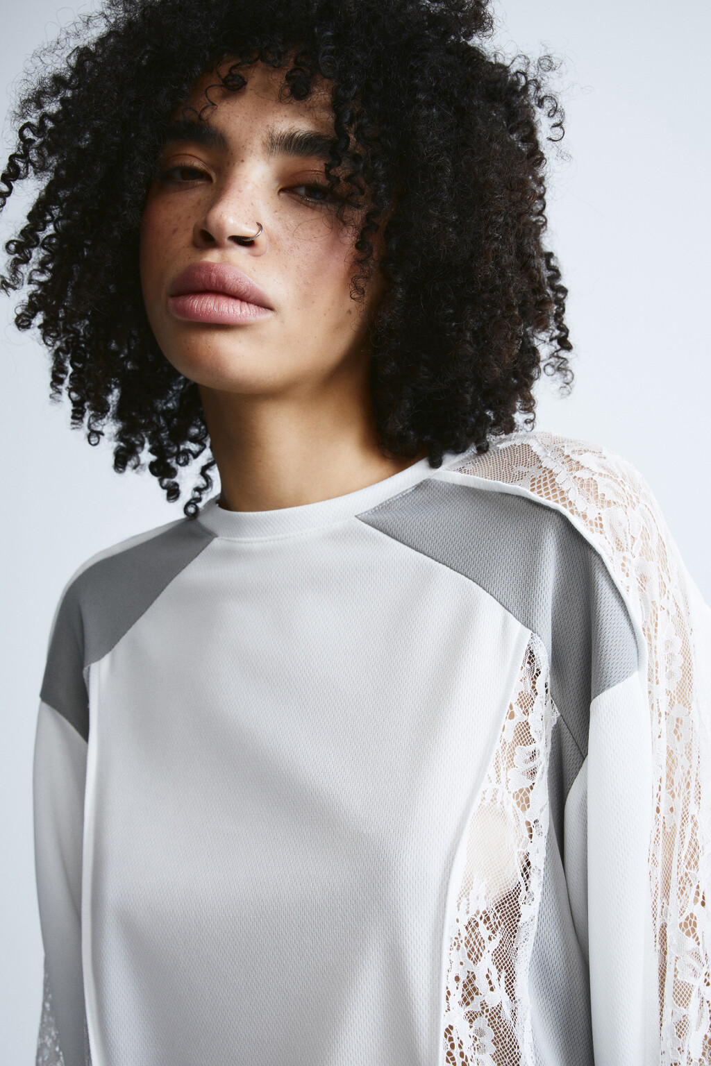 Лонгслив с кружевными вставками - цвет белый - 5