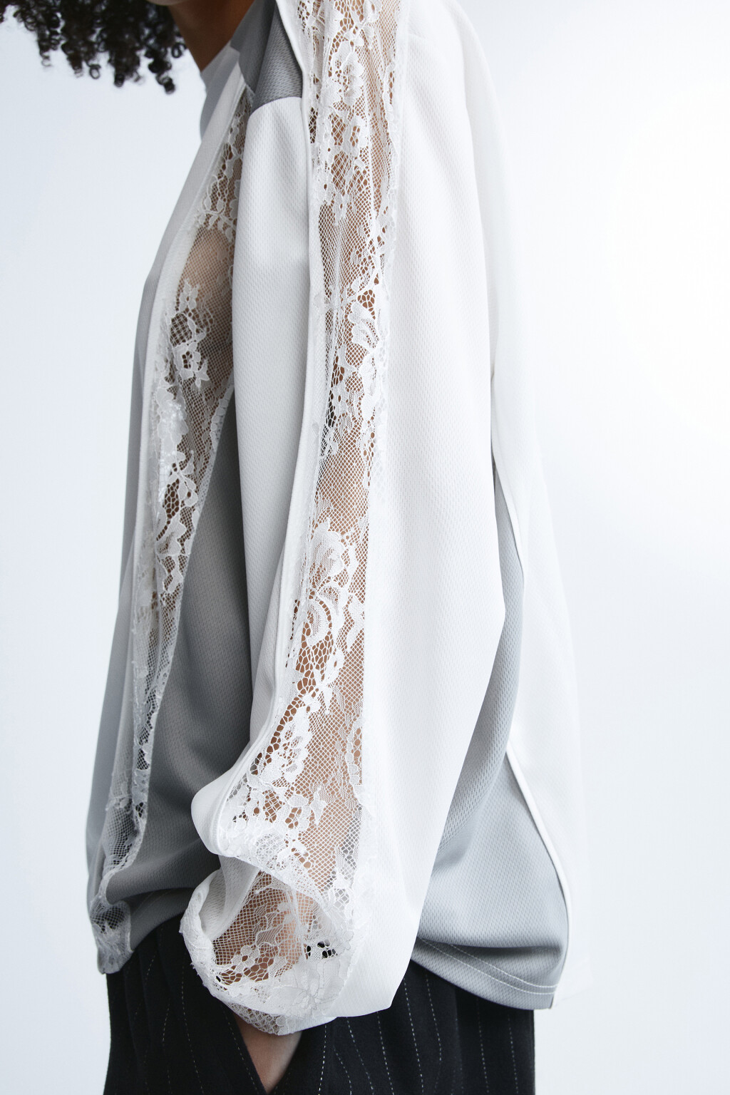 Лонгслив с кружевными вставками - цвет белый - 6