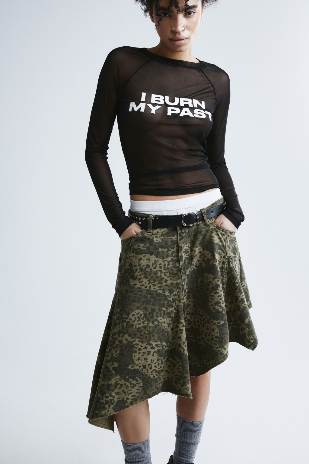 Лонгслив из сетки облегающий с надписью - цвет черный - 1