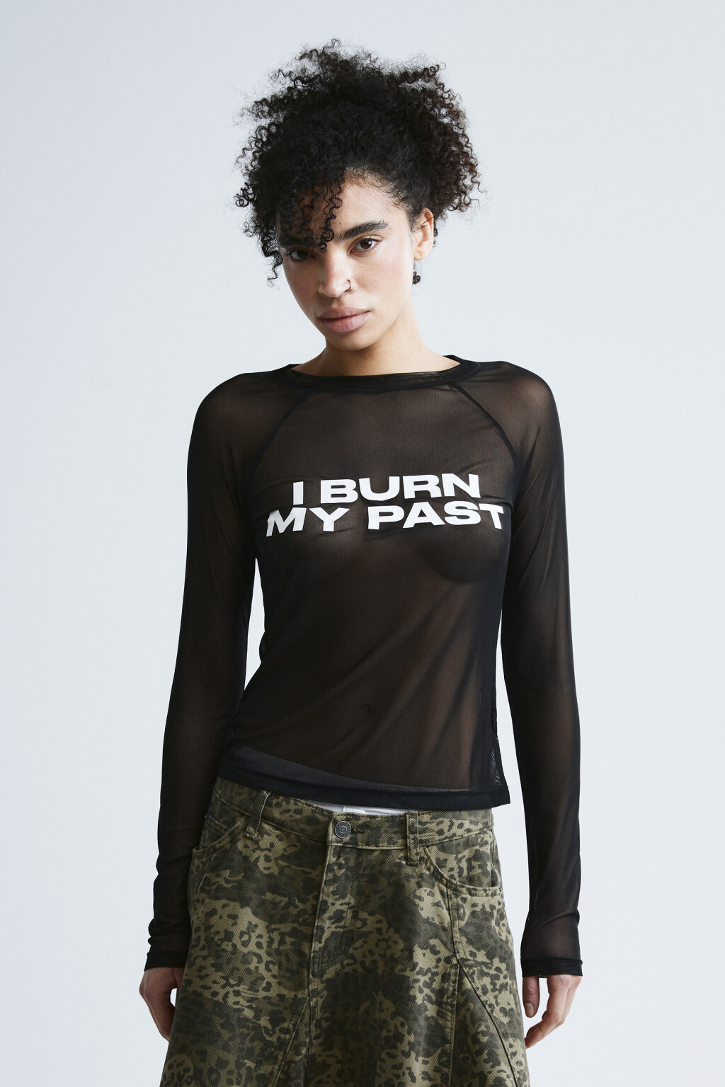 Лонгслив из сетки облегающий с надписью - цвет черный - 2